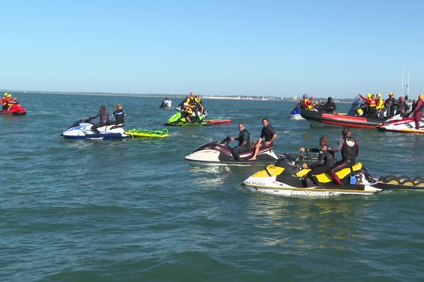 Des surfeurs et leurs jet-skis accompagnent les sauveteurs de la SNSM pour des exercices.