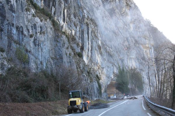 La RD 1006, à hauteur du tunnel des Echelles, est fermée depuis fin 2023 et deux éboulements survenus à quelques jours d'intervalle.