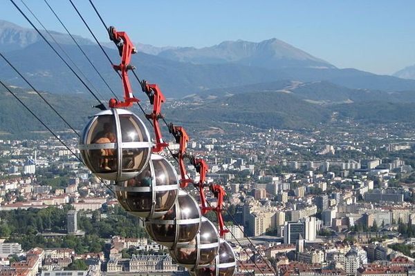 Le célèbre téléphérique de Grenoble attire de nombreux visiteurs, surtout en période de vacances.