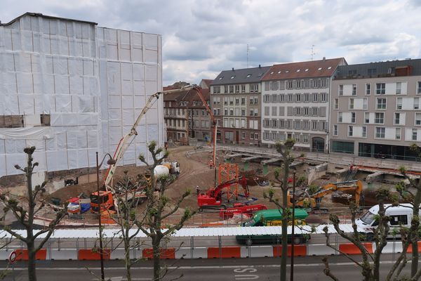 La démolition du siège du Crédit Agricole, entamée en septembre 2022, a laissé place à un grand vide à côté de la gare de Strasbourg.