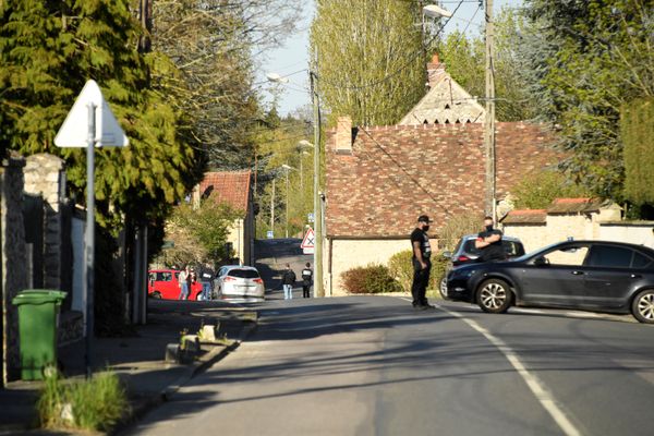 L'émotion est vive à Rambouillet au lendemain de l'attaque  à l'arme blanche qui a coûté la vie à une fonctionnaire de police 