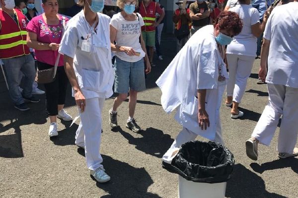 Au centre hospitalier de Riom (Puy-de-Dôme), des soignants ont jeté symboliquement leur médaille mardi 2 juin afin de demander une augmentation des salaires, des effectifs et l'arrêt des coupes budgétaires.