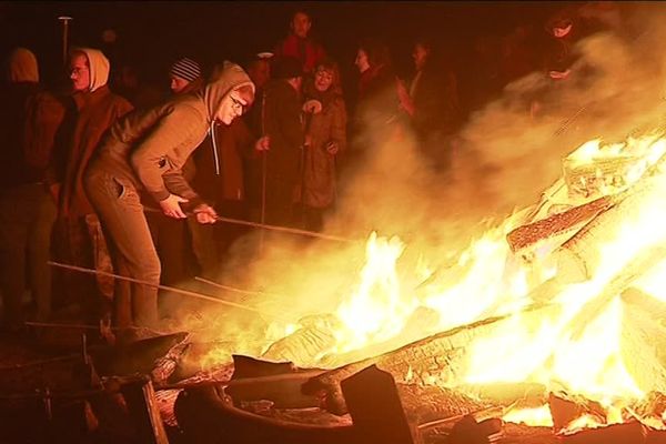 Malgré le vent, beaucoup d'habitants et de touristes étaient rassemblés autour du feu. 