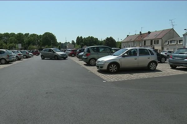 Les arbres centenaires ont disparu de la place de l'hôtel de ville de Montataire (Oise).