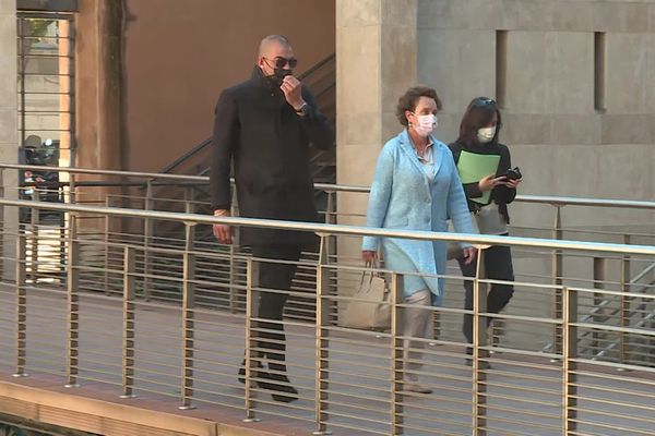 Pas un mot échangé entre les deux héritiers de la milliardaire Hélène Pastor. Sylvia et Gildo sont à nouveau arrivés séparément à l’audience ce mercredi 27 octobre. 