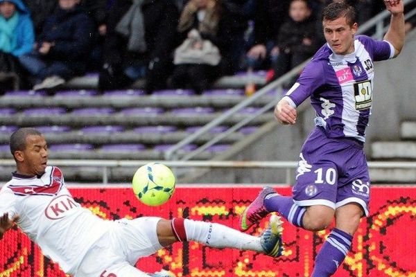 Le défenseur de Bordeaux (à gauche) s'est blessé lors du derby de la Garonne à Toulouse