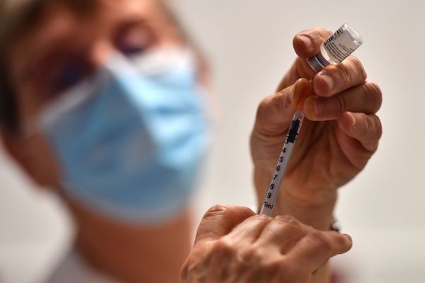 Une infirmière prépare une injection du vaccin Pfizer/BioNTech contre le Covid-19 dans un Ehpad de Montpellier, le 4 janvier 2021.