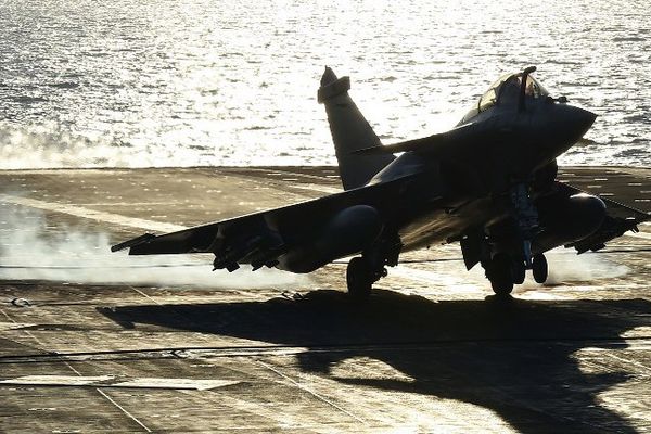 La France avait initialement prévu de dépêcher son porte-avions dans le Golfe mais a décidé d'accélérer son engagement après les attentats de Paris en l'envoyant en Méditerranée orientale, plus près du théâtre syrien.
