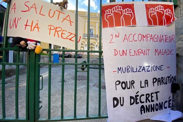 Plus d'une centaine de manifestants se sont rendus devant la préfecture de Corse, ce mercredi 5 mai, en soutien à l'association Inseme.