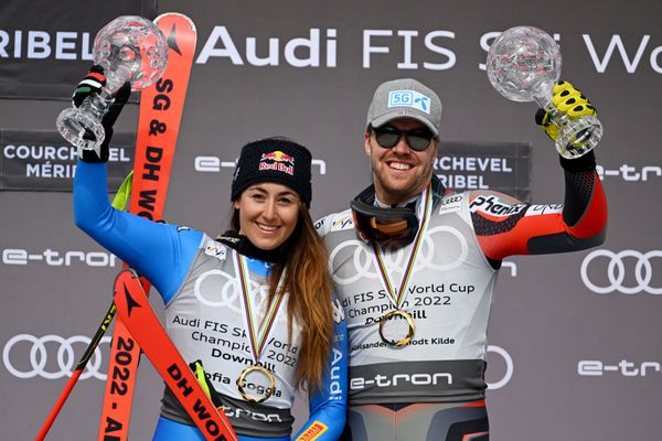 Sofia Goggia et Aleksander Kilde posent avec leurs petits globes de cristal lors des finales de la coupe du monde de ski alpin.