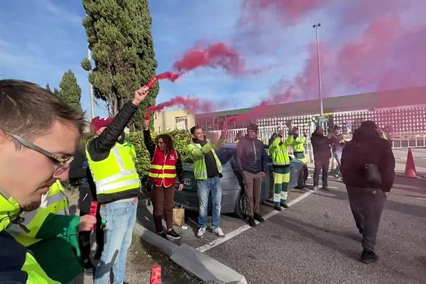 Les salariés se sont réunis ce mardi 3 décembre devant la brasserie d'Heineken à La Valentine, face au refus de la direction pour l'augmentation des salaires et primes.