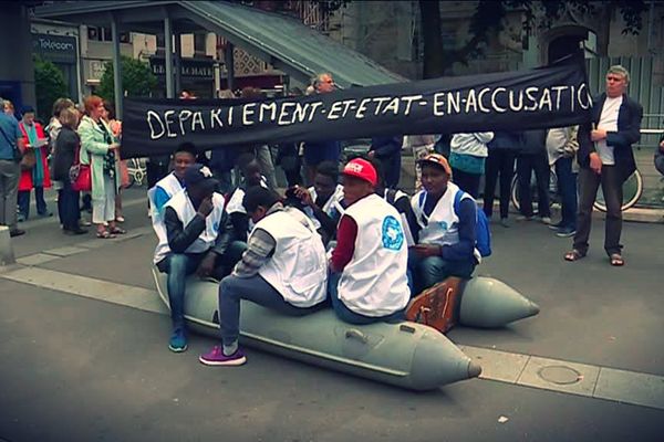 Le rassemblement devant le palais de justice à Rouen