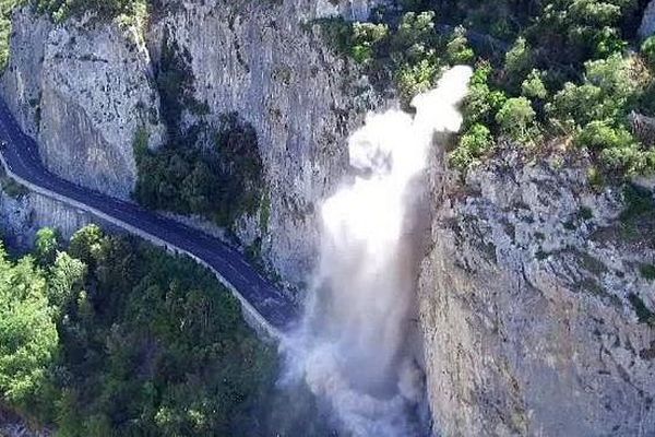 Uzès (Gard) - Dynamiter des rochers, comme ici sur le Pont Saint Nicolas, est une procédure habituelle - 4 juillet 2017.