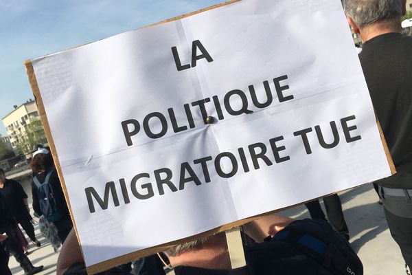 Une marche silencieuse en solidarité aux personnes migrantes a eu lieu à Caen ce samedi 21 avril 2018.