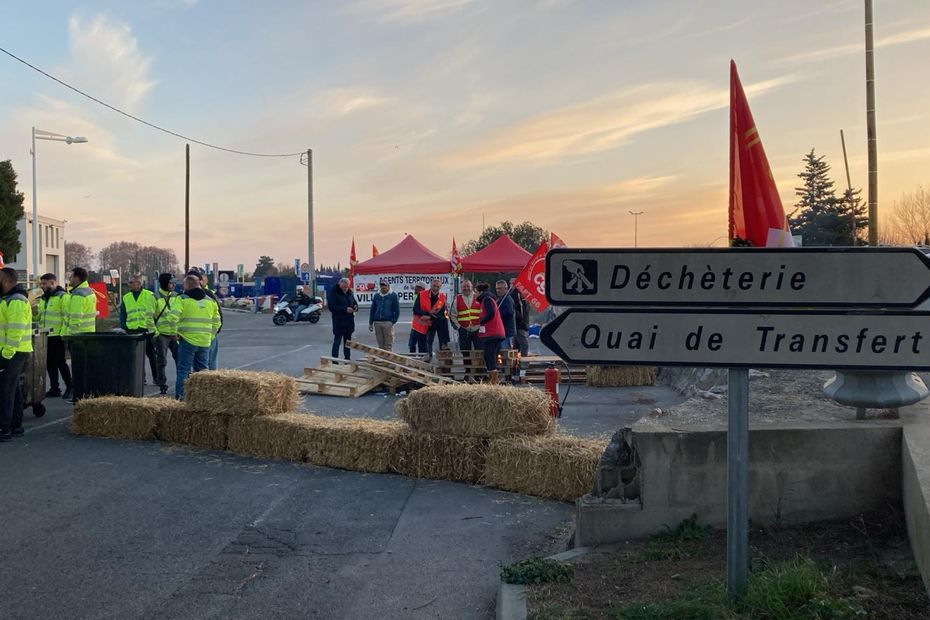 Garbage Collectors Strike in Perpignan Demanding Better Pay and Working Conditions