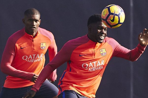  Marlon Santos à gauche participe à un entraînement avec Samuel Umtiti le 28 octobre 2016 à Barcelone.