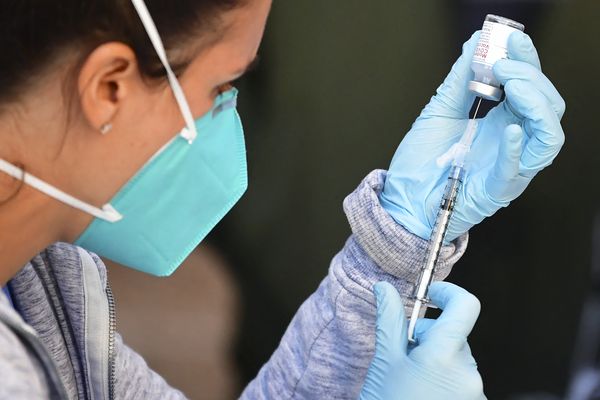 Face à la 7e vague, bientôt une quatrième dose de vaccin ?