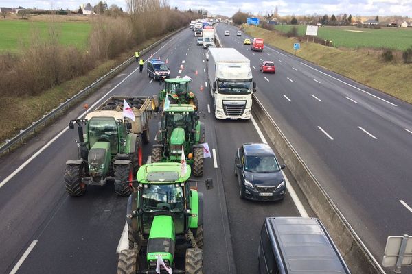 De nombreux agriculteurs du Centre-Val de Loire ont manifesté leur inquiétude concernant la révision de la carte de France des zones défavorisées. Parmi les opérations coup de poing, le blocage de l'A10, dans les deux sens, une action pilotée par la FDSEA du Loiret.