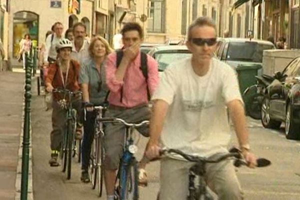 Sortie de cyclistes dans une rue de Limoges à l'occasion de la journée sans voiture