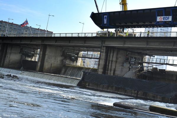 Le barrage de Vichy régule le cours de l'Allier et son débit de 93 mètres cubes par seconde : une centrale hydroélectrique de 3,45 MW va donc être construite pour tirer profit de cette force de la nature.