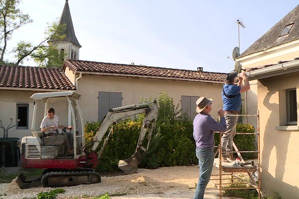 Les castors de la Duche s'activent pour rénover le restaurant d'Eygurande et Gardedeuil en Dordogne