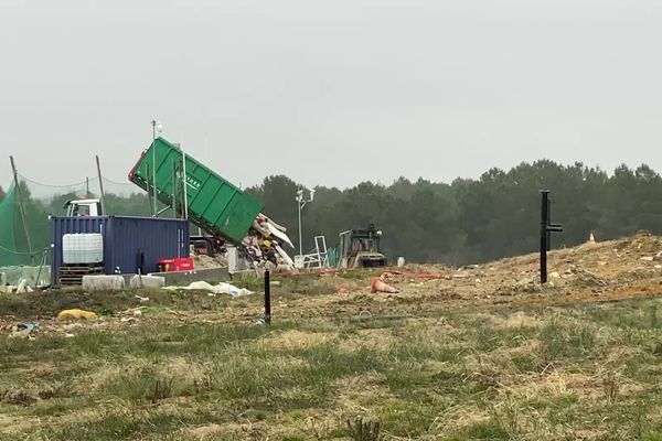 Un camion déchargeant des déchets sur le site d'enfouissement d'ALVEOL à Peyrat-de-Bellac