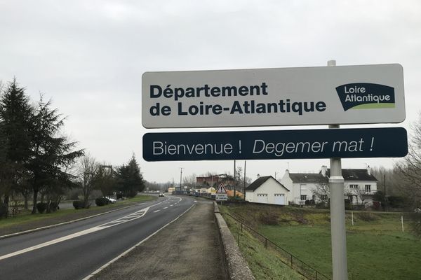 Sur de nombreux panneaux visibles en Loire-Atlantique, déjà, on fait référence à la Bretagne.