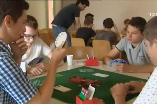 De jeunes joueurs très concentrés.