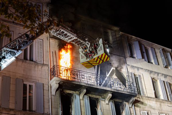 Le feu s'est déclaré dans cet immeuble de quatre étages du 6e arrondissement de Marseille, rue Bossuet.