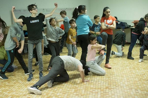 La Cie En Phase a préparé avec de jeunes danseurs arlésiens une chorégraphie déambulatoire pour la première grande parade urbaine à Arles ce dimanche 8 avril.