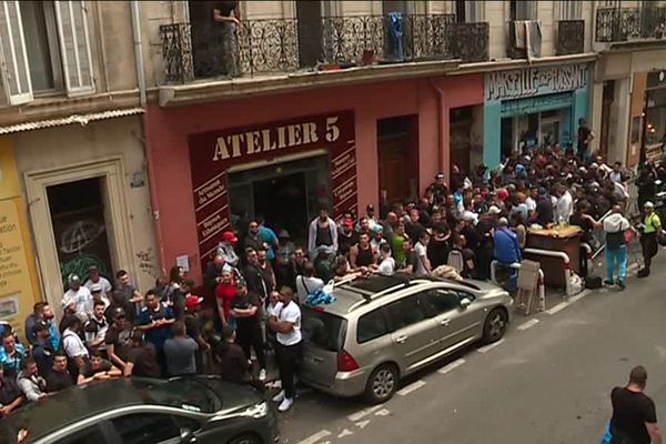 La foule amassée devant le local des MTP à Marseille.