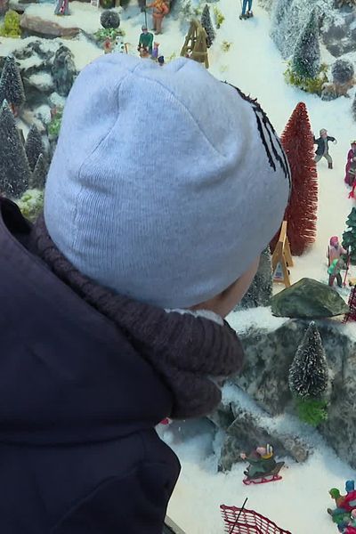 La vitrine de Noël d'Hervé Brasselet à Saint-Macaire-en-Mauges est aussi un espace de jeu pour les enfants