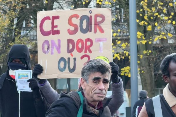 Les mineurs non accompagnés du camp de Bois Blancs et le collectif des habitant.es qui les soutient ont manifesté place de la République à Lille mercredi 20 novembre 2024. Tous ces jeunes ont obtenu des places en foyers le soir-même.