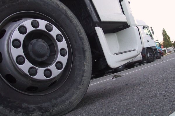 Des roues de camions volées par centaine, une affaire jugée à Rennes