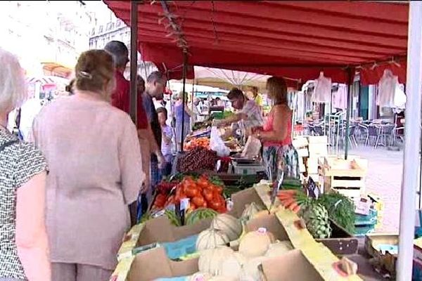 Samedi 4 juillet 2015, dernier marché place des Bancs à Limoges. La place va servir de zone de stockage pour les travaux d'aménagement de l'hyper-centre.