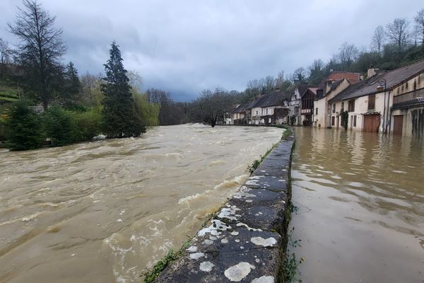 L'Armançon en crue à Semur-en-Auxois (Côte-d'Or), le 1er avril 2024.