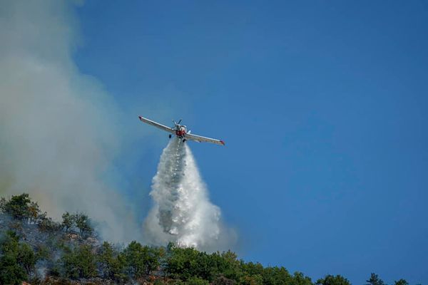 Le feu reprend à Mostuéjouls dans l'Aveyron, dans les Gorges du Tarn, ce mercredi 10 août en soirée.