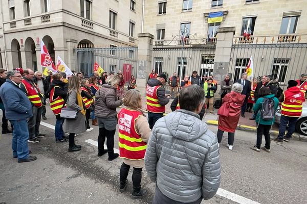 Différents syndicats étaient rassemblés, sur les coups de 10 heures, devant le conseil régional de Limoges, ce lundi 3 avril 2023.