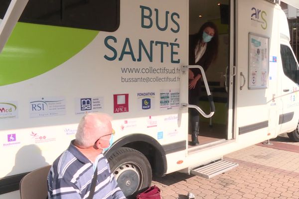 Le bus santé stationné devant la mairie du Teil ce jeudi 01 octobre