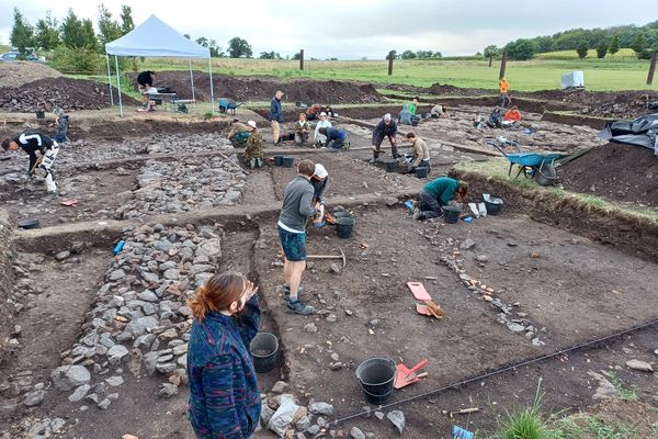 Les fouilles sur le site archéologique de Corent (Puy-de-Dôme) ont permis de mettre au jour un atelier monétaire datant de la période gallo-romaine.