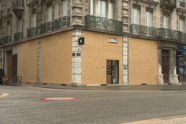 Certains commerces du centre-ville de Grenoble se barricadent derrière des planches en bois en vue d'éventuels débordements le soir du second tour des élections législatives - juillet 2024