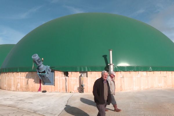 Des agriculteurs installent des méthaniseurs sur leur exploitation.