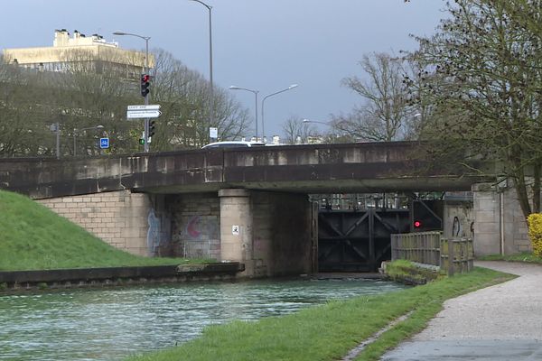 Un corps sans vie a été retrouvé dans le canal à Reims ce dimanche 26 mars 2023.