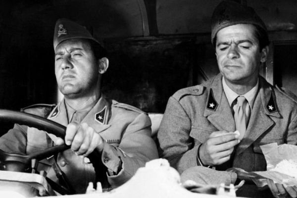 Le sous-lieutenant Innocenzi (Alberto Sordi) et son fidèle compagnon Ceccarelli (Serge Reggiani) dans le film de Luigi Comencini "La grande pagaille"