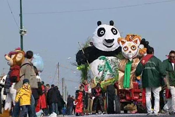 Kung Fu Panda sur son char dans les rues de Rouillé