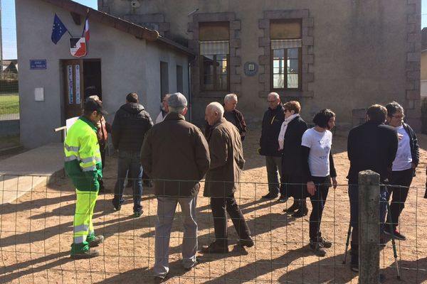 A Billezois dans l'Allier, la fermeture d'une classe à la rentrée prochaine signifie la fermeture de l'école. C'est donc tout le village qui se mobilise pour son maintien.