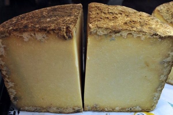 La coopérative Sodiaal est en passe d'avaler sa consoeur toulousaine 3A, première coopérative laitière du Sud-Ouest, et va ainsi mettre la main sur le plateau garni des Fromageries Occitanes qui produisent notamment en Auvergne (AOC Cantal, Salers, Fourme d'Ambert ou Saint-Nectaire)