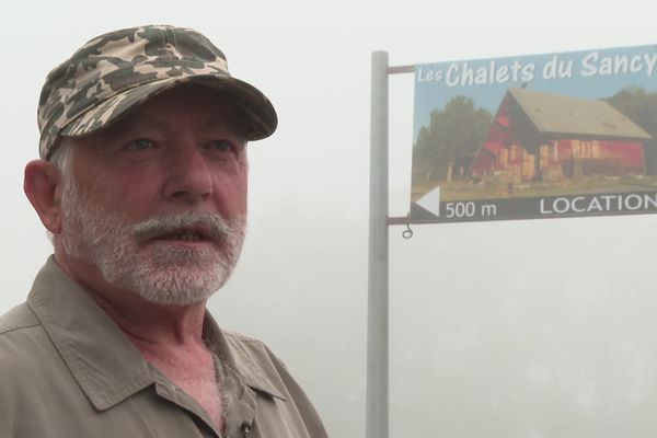 Georges, propriètaire de gîtes dans le massif du Sancy, est contraint de retirer ses panneaux publicitaires.