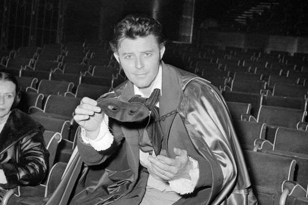 Gérard Philipe au cours de la répétition d'une pièce du Théâtre National Populaire, en novembre 1958, dans la grande salle du Palais de Chaillot.