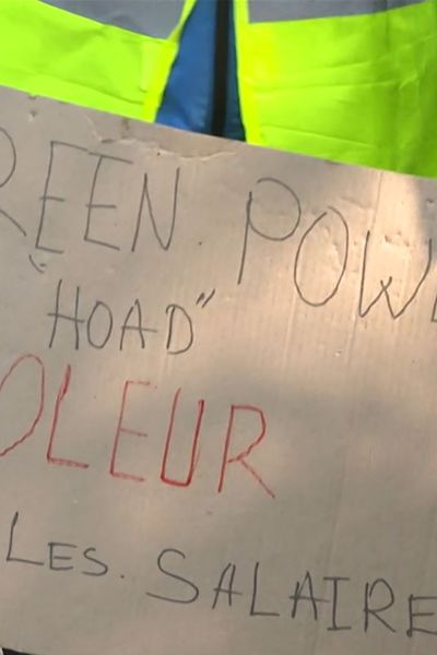 Une pancarte affichée par les grévistes lors de leur rassemblement mercredi à Sartrouville.